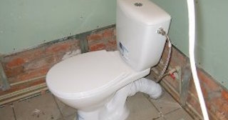 Установка приставного унитаза в Искитиме - монтаж и подключение, СантехДомСкм от 5278 рублей