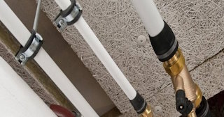 Замена труб водоснабжения в квартире: цена от 2111 руб. - СантехДомСкм
